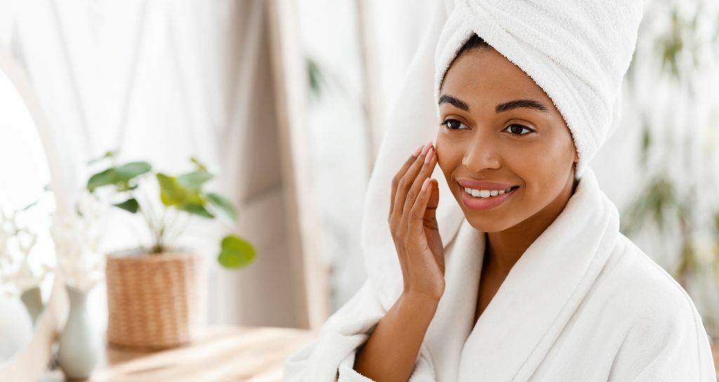 ragazza applica contorno occhi