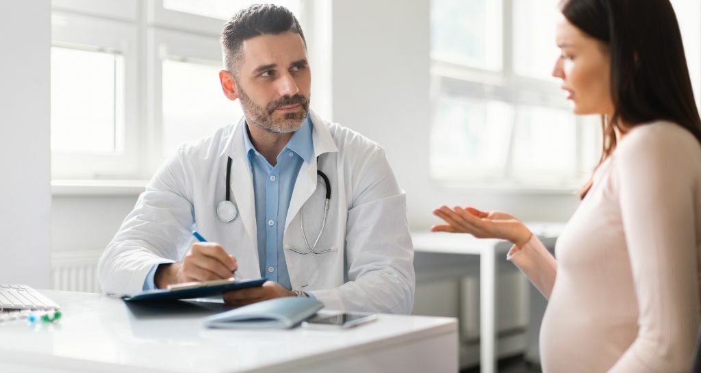 donna incinta parla con il medico