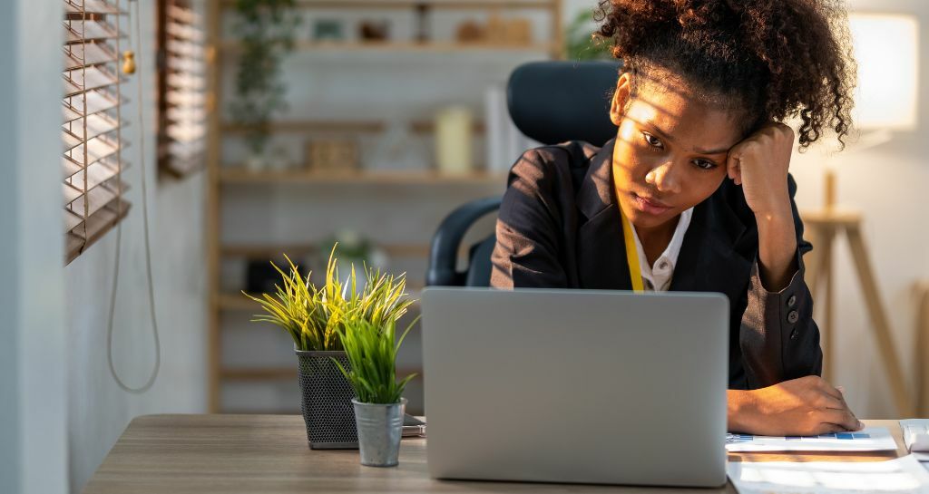 ragazza pensa alla scrivania