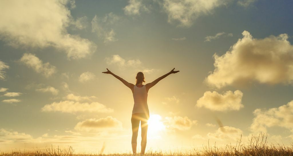 ragazza guarda il tramonto con energia