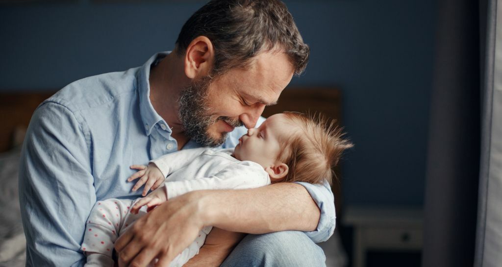 padre con neonata