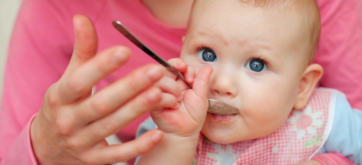 Scopriamo in cosa consiste lo svezzamento a 4 mesi