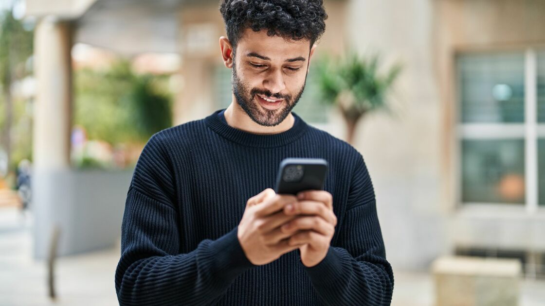 ragazzo sorride al telefono