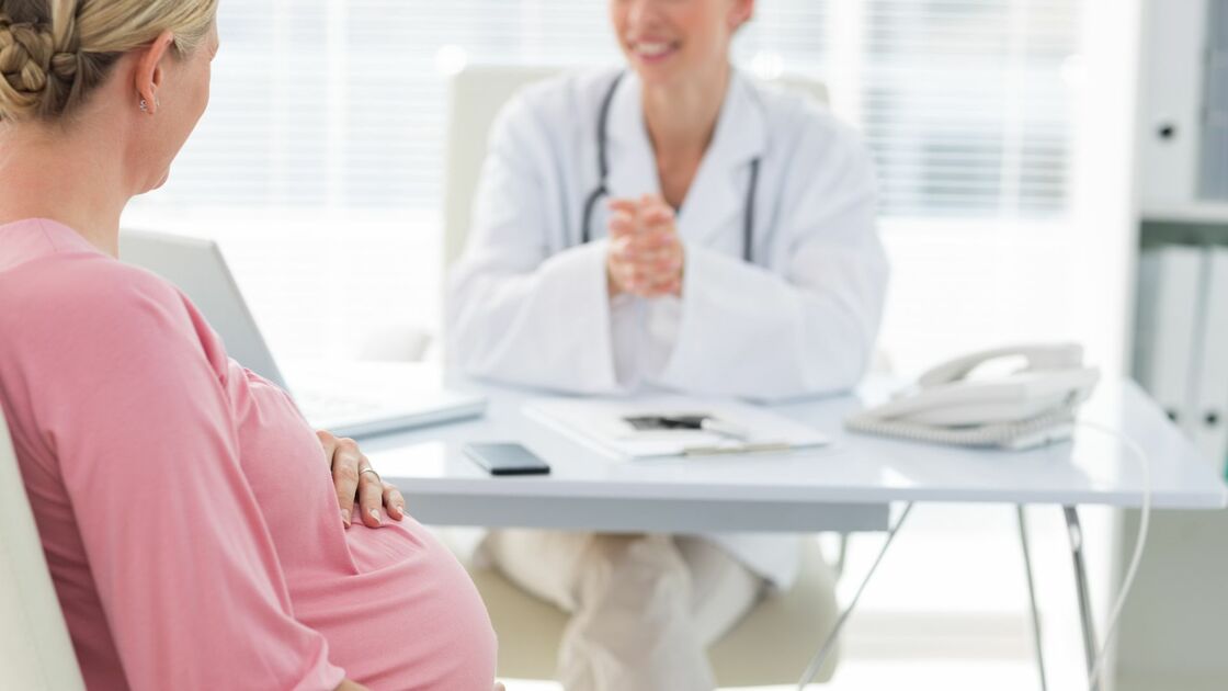 paziente incinta parla con dottoressa