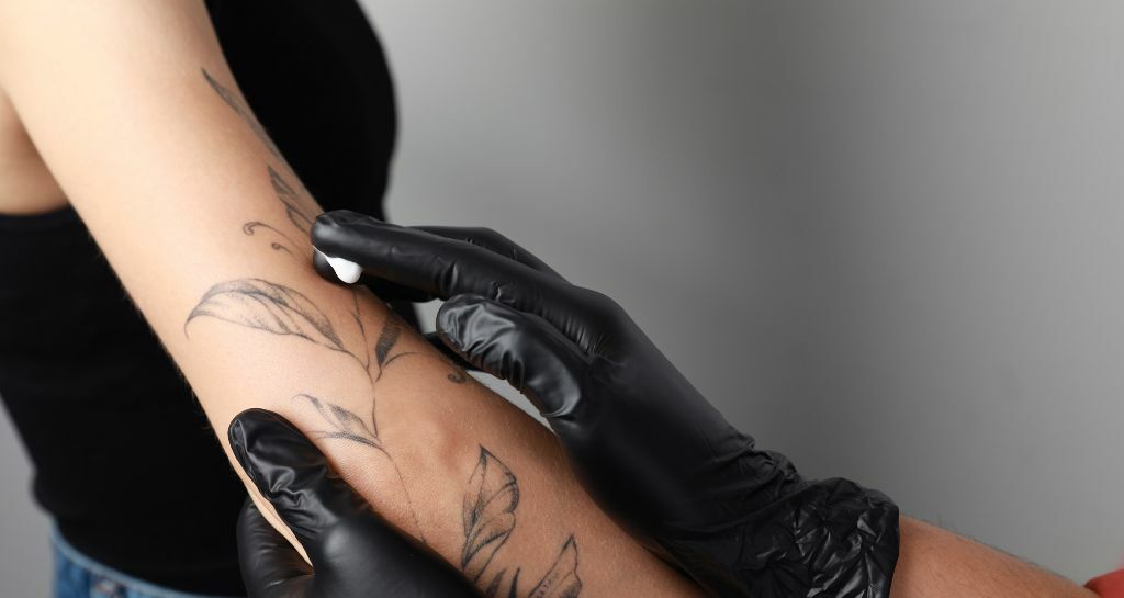 Come curare un tatuaggio: cosa sapere