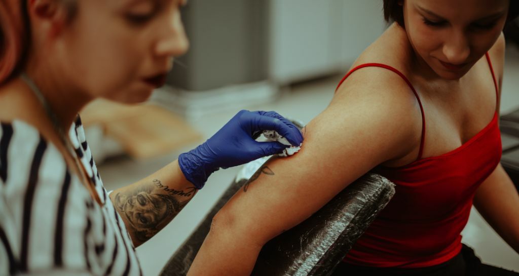 tatuatrice fa un tattoo a una ragazza