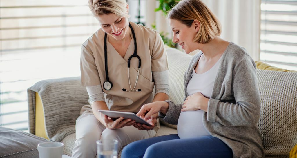 donna incinta parla con dottoressa