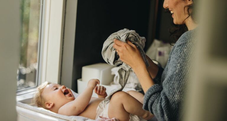 Cambio pannolino nel neonato: scopriamo come si fa