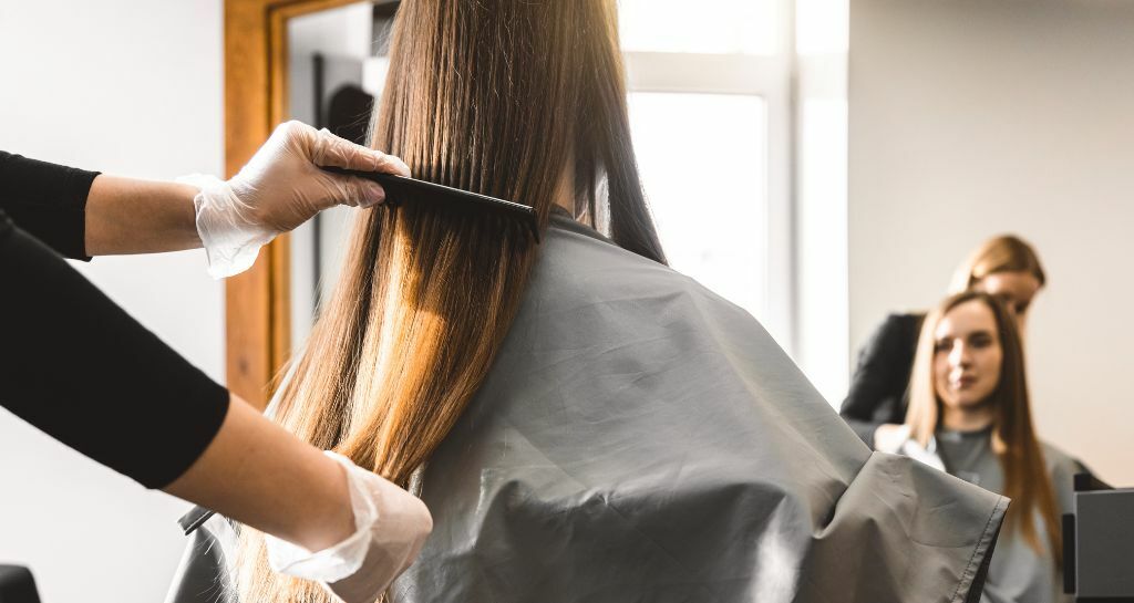 ragazza dalla parrucchiera