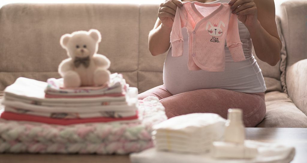 donna incinta prepara il corredo