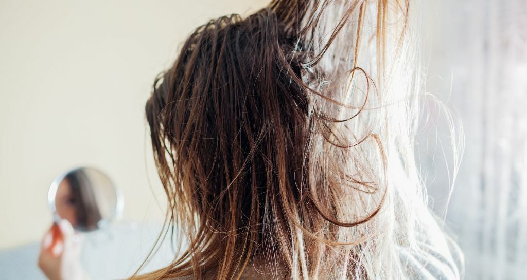 Scopri come camuffare i capelli sporchi con alcuni semplici trucchi