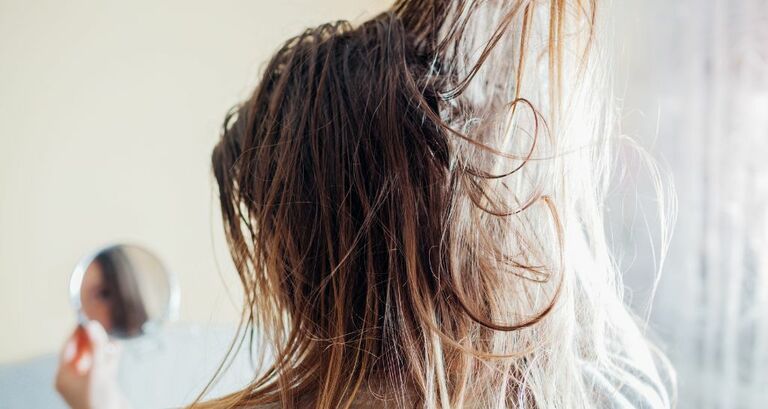 Scopri come camuffare i capelli sporchi con alcuni semplici trucchi