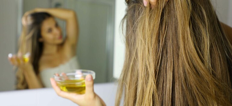 Scopriamo i benefici dell'olio d'oliva per i capelli