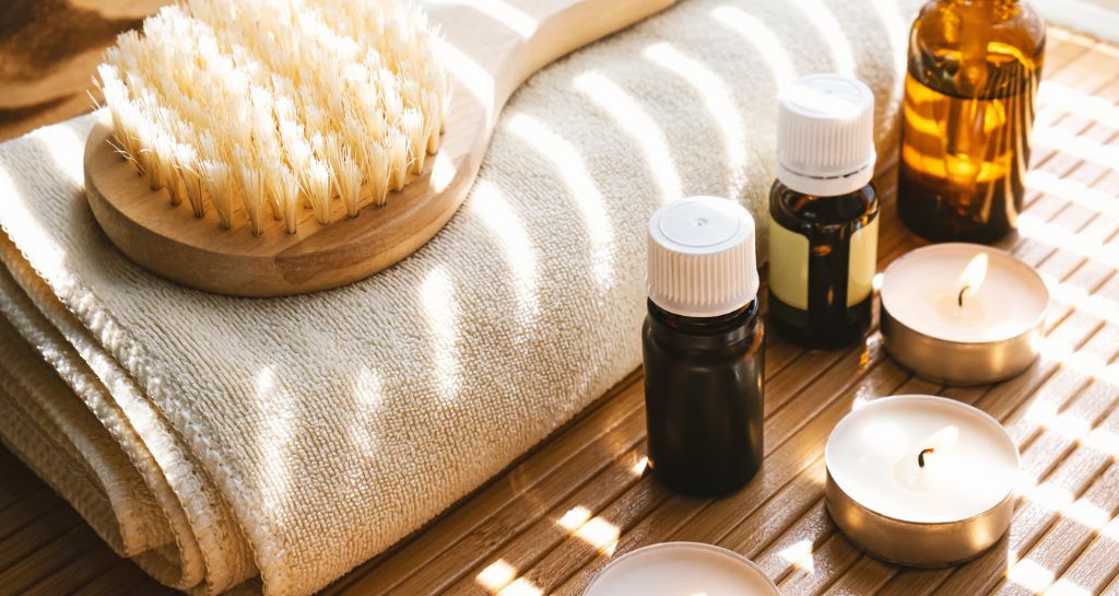 spazzole per il corpo, asciugamano e oli