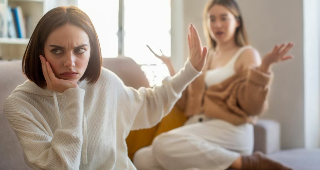 ragazza arrabbiata con l'altra ragazza