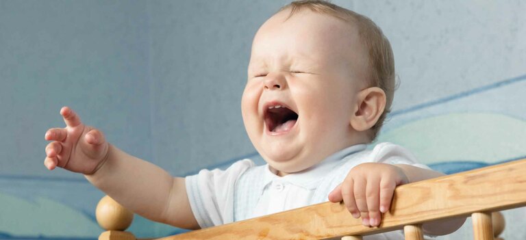 Scopriamo come gestire il momento in cui il neonato piange nel sonno