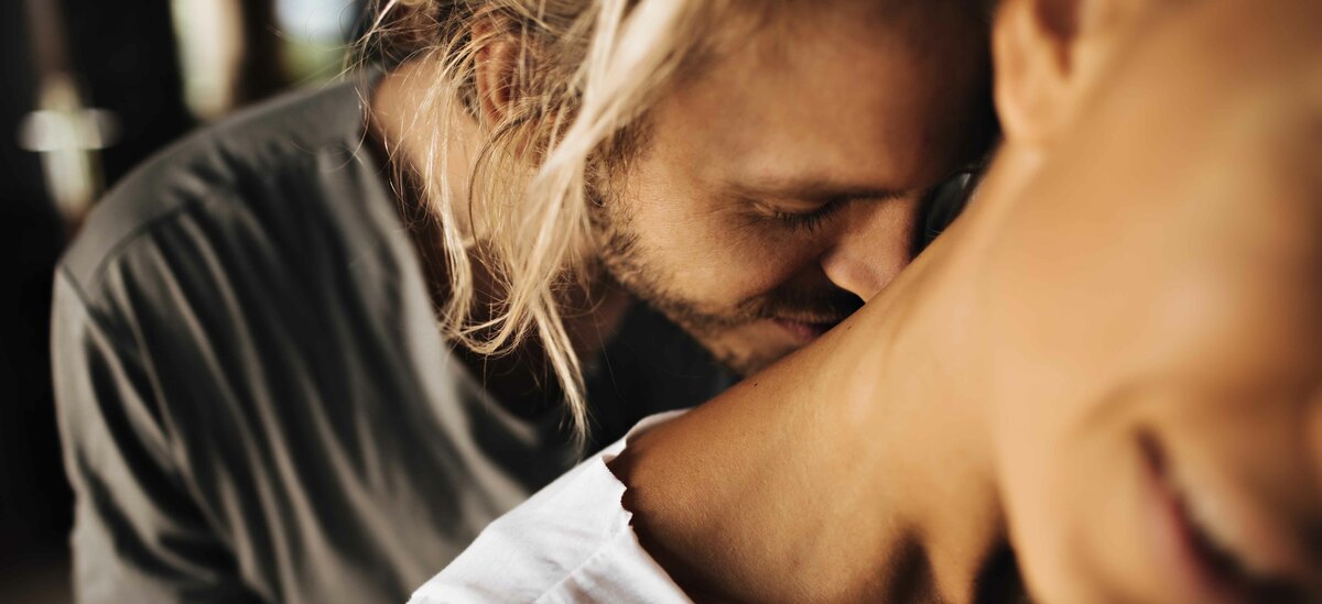 Ecco i benefici del bacio sul collo