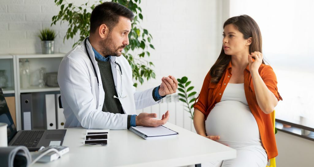 paziente incinta parla con dottore