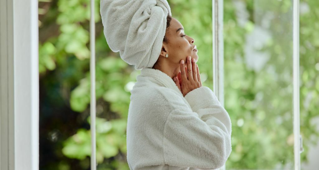 donna in accappatoio