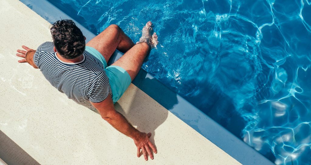 Uomo a bordo piscina