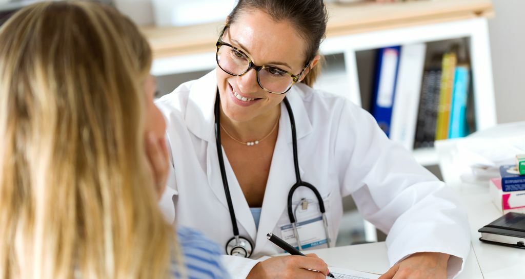 ragazza parla con dottoressa
