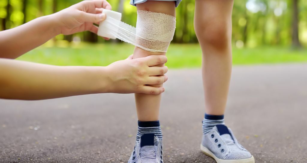 Ginocchio sbucciato: cosa fare?