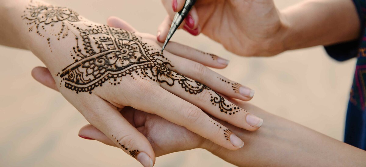 Scopriamo in cosa consiste il tatuaggio all'henné