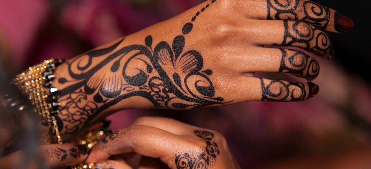 Mano tatuata con henné