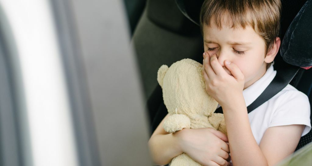 bambino in macchina con nausea