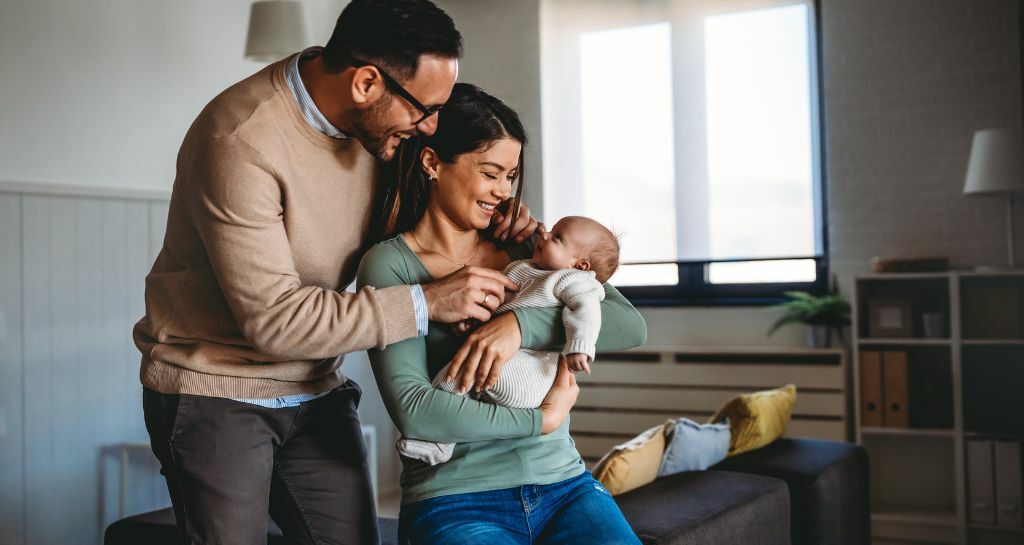 uomo e donna con bambino 