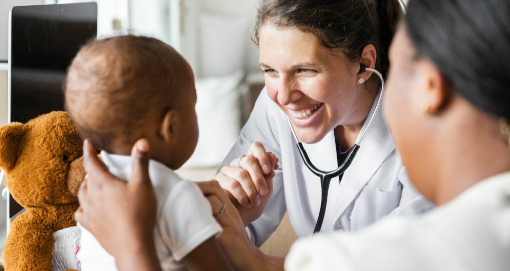 neonato in visita pedriatica