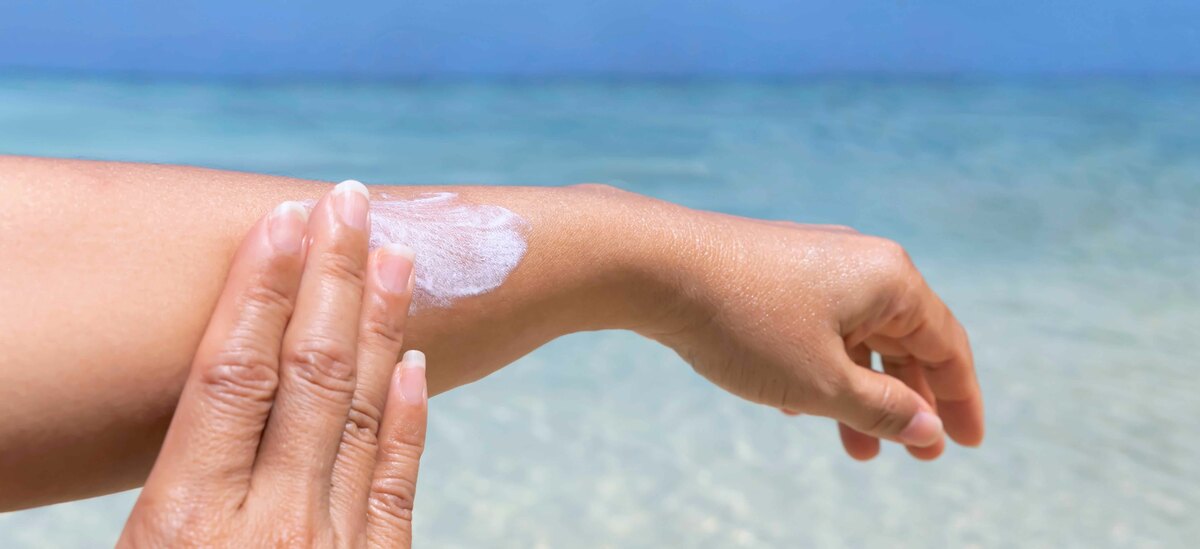 Persona che si mette la crema