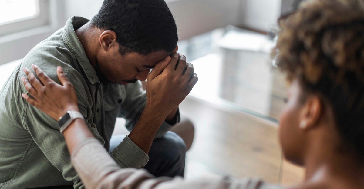 Uomo consolato dalla psicologa