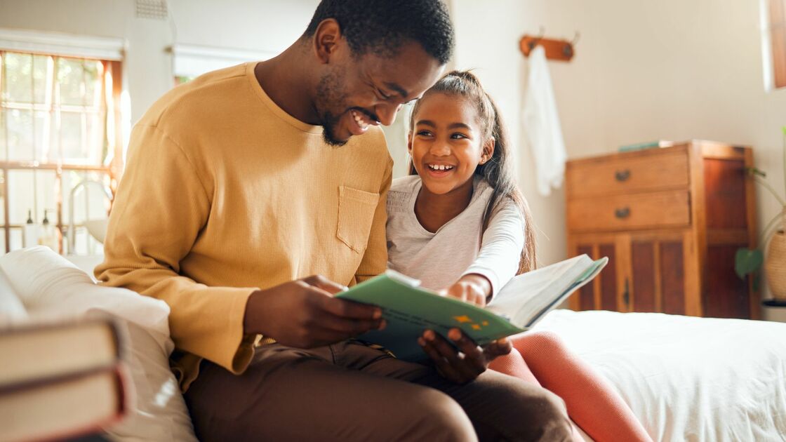 papà racconta barzelletta alla figlia