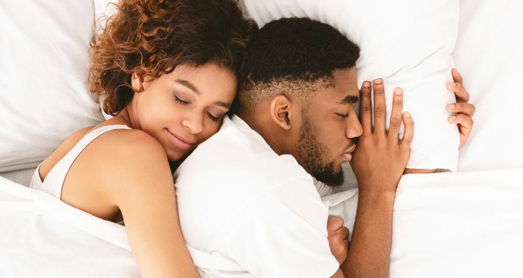 Coppia dorme dopo rapporto sessuale
