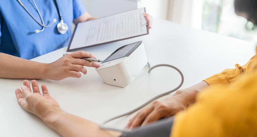 persona prova la pressione