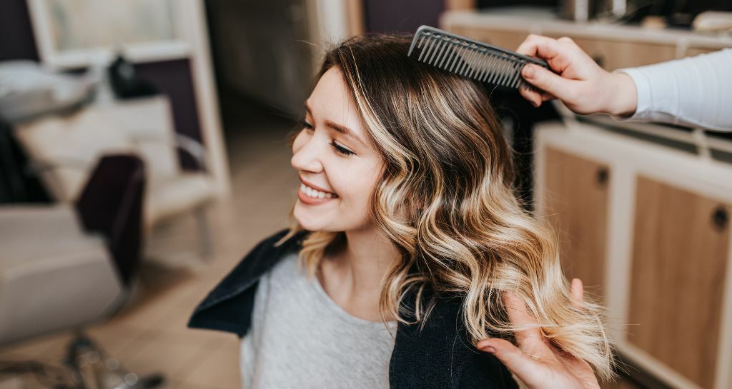 donna fa capelli ondulati