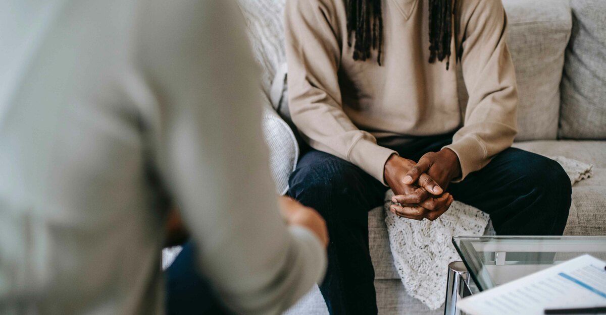 Uomo parla con il medico
