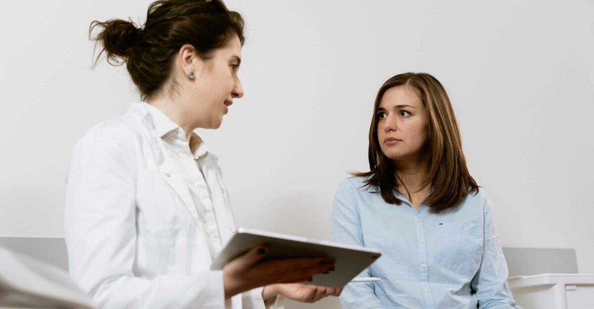 Donna parla con dottoressa