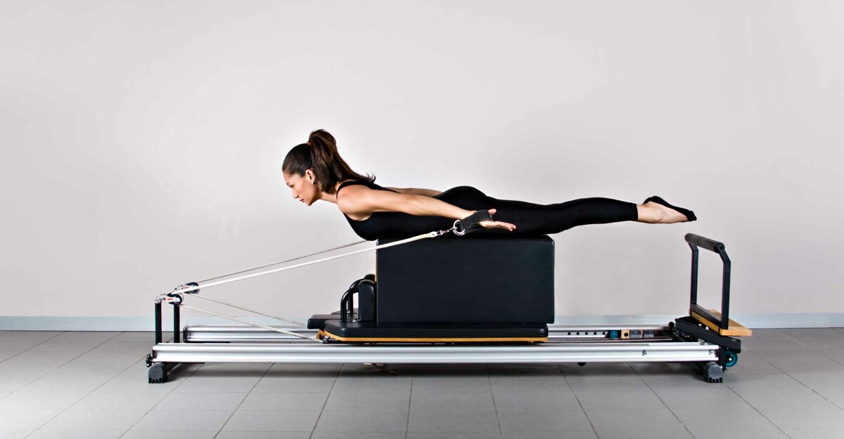 Donna esegue pilates con macchinari