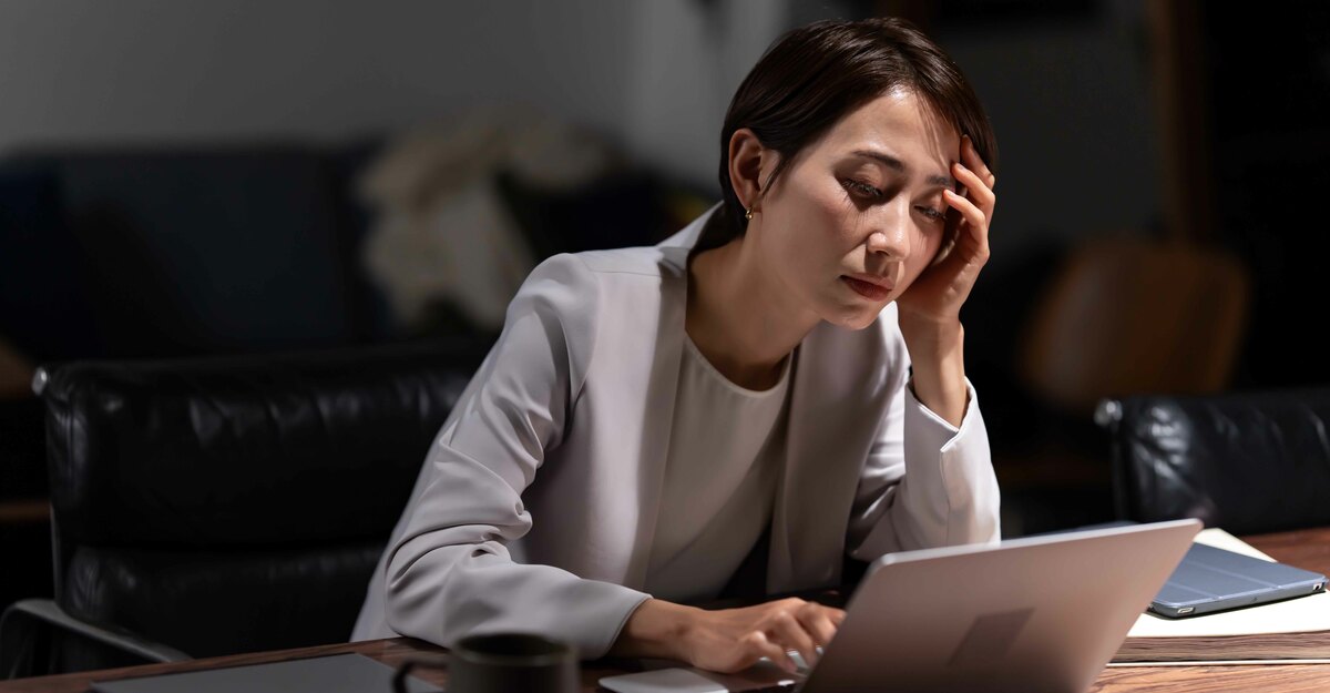 Donna stanca a lavoro