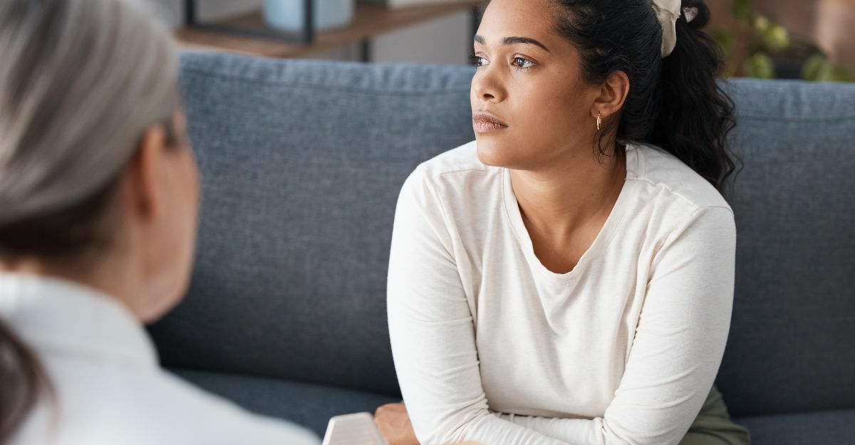 ragazza parla con terapista