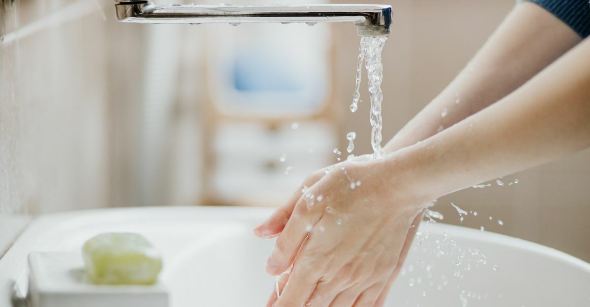 persona che si lava le mani