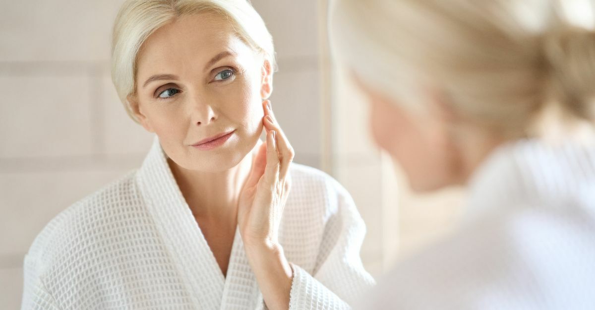 donna si guarda allo specchio