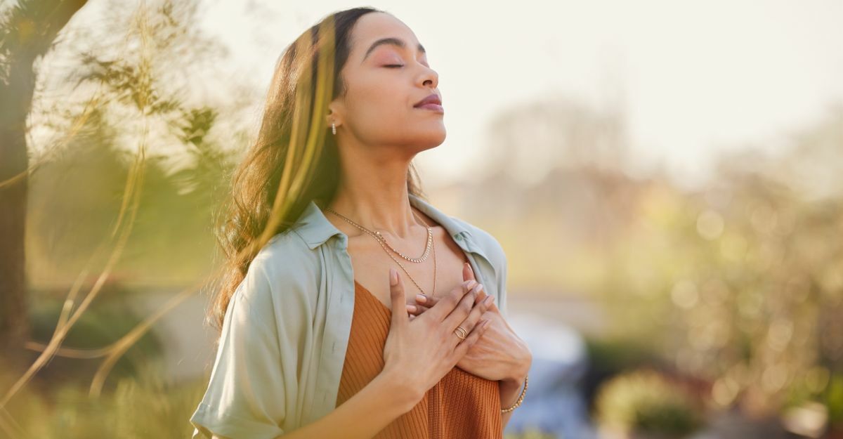 ragazza respira in mezzo al verde