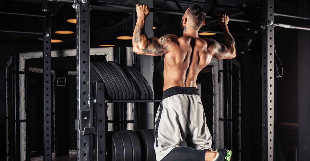 Ragazzo esegue pull up