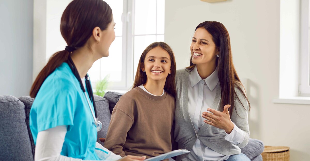 Mamma e figlia parlando on medico