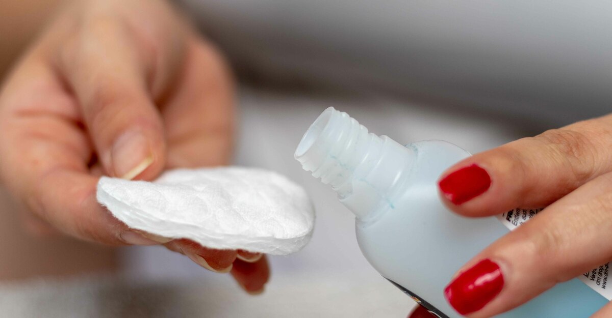 Donna si toglie lo smalto