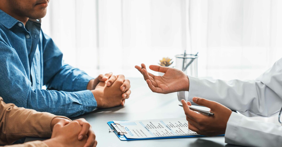 Coppia parla con medico