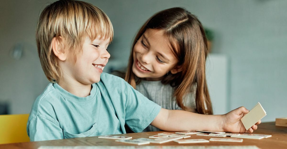 bambini che giocano a carte